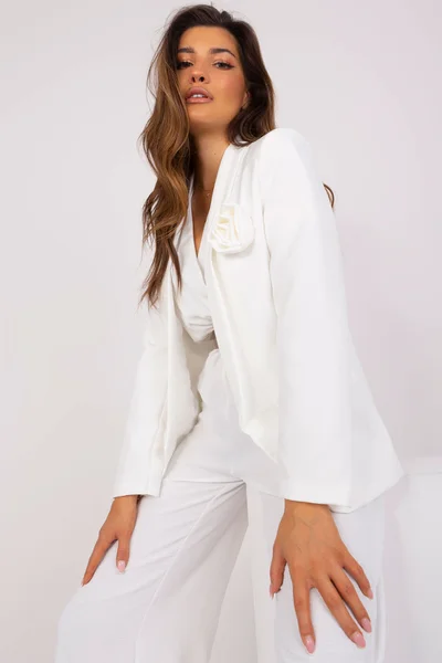 Elegantní dámské bílé sako s květinovou broží FPrice