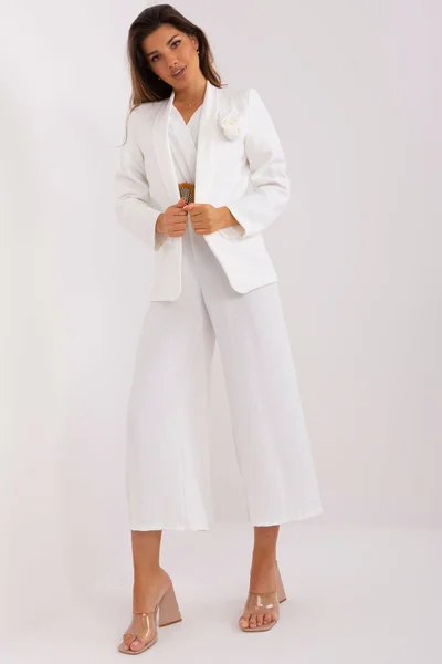 Elegantní dámské bílé sako s květinovou broží FPrice