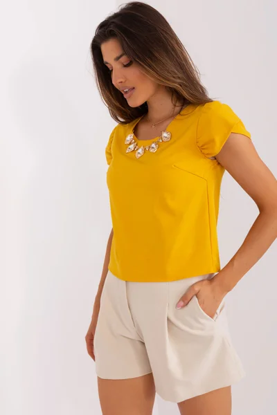 Okrově žluté dámské tričko s ozdobnou aplikací FPrice
