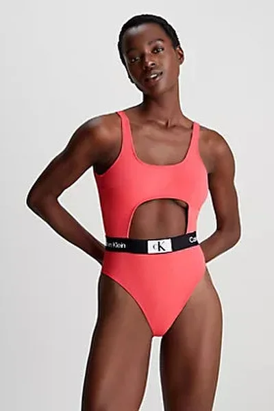 Stylové jednodílné dámské plavky v lososové barvě Calvin Klein
