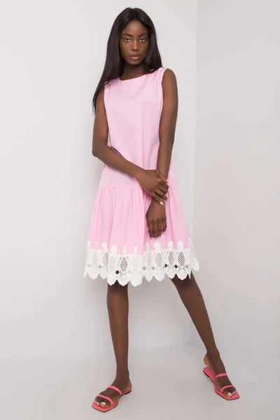 Světle růžové dámské šaty s krajkou FPrice