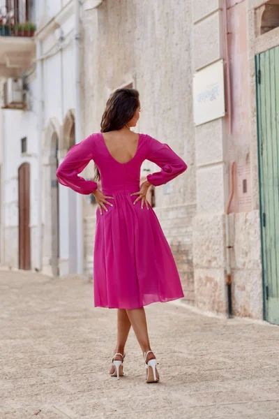 Tmavě růžové dámské midi šaty s rozšířenou sukní Roco Fashion