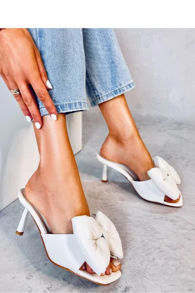 Dámské bílé pantofle na podpatku s maxi mašlí Inello