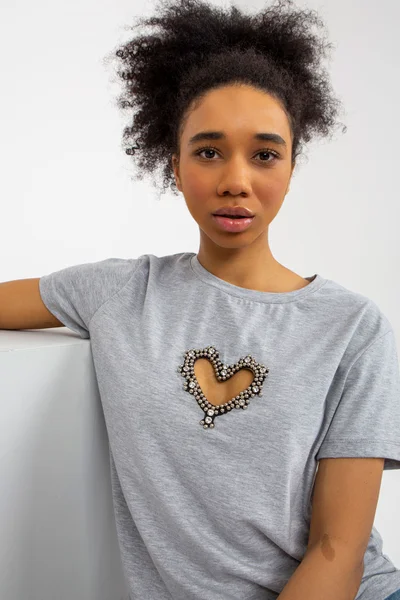 Šedé dámské tričko se srdíčkem rovný střih FPrice