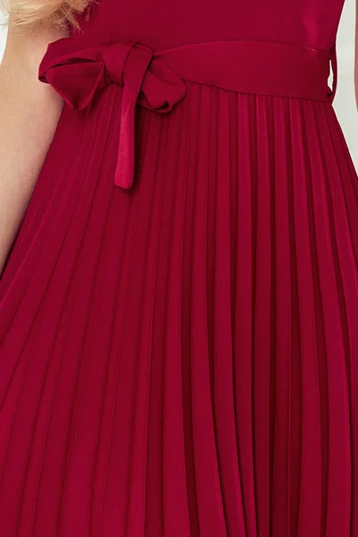 LILA - Dámské plisované dámské šaty v bordó barvě s krátkými rukávy MT916 Numoco