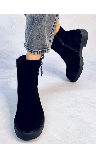 Černé semišové kotníčkové boty v černé barvě Inello