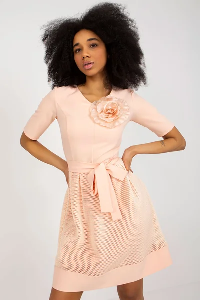 Netradiční merunkové mini šaty s ozdobnou květinou FPrice