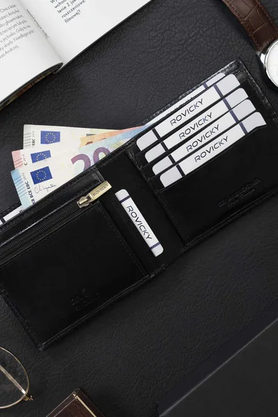 Černá kožená peněženka s ozdobným prošíváním FPrice