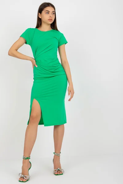 Upnuté dámské zelené šaty pod kolena s rozparkem FPrice