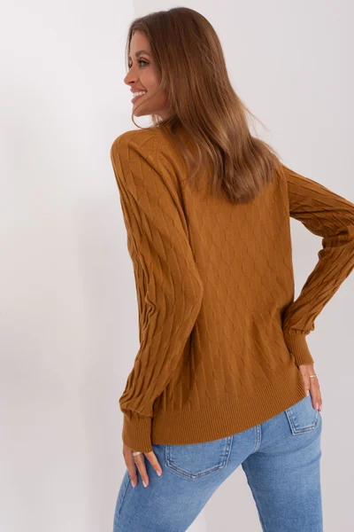 Světle hnědý dámský pulovr se vzorem FPrice
