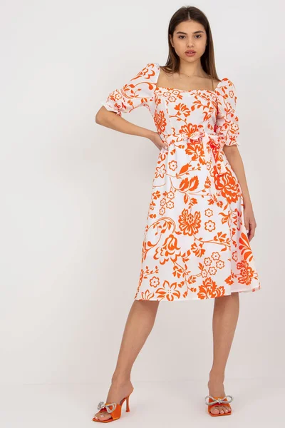 Bílo-oranžové šaty ke kolenům s potiskem květů FPrice