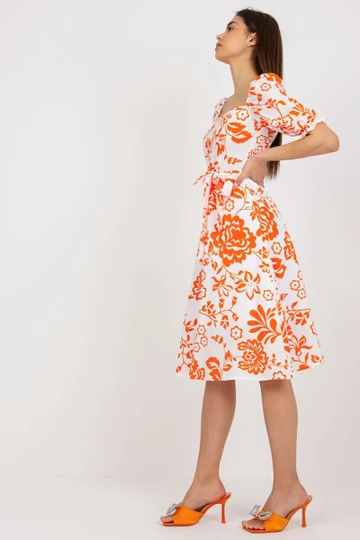 Bílo-oranžové šaty ke kolenům s potiskem květů FPrice