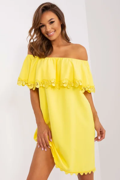 Výrazné žluté letní šaty s odhalenými rameny s volánkem FPrice