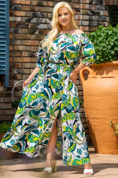 Zelené vzorované maxi šaty pro plnoštíhlé Karko