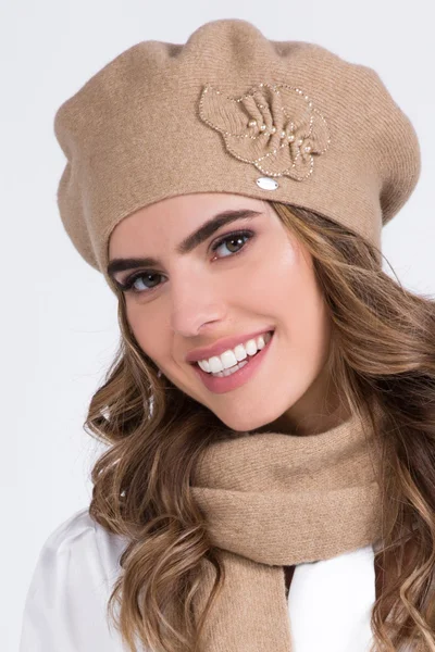 Béžový dámský zimní baret s výšivkou Kamea