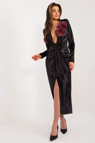 Elegantní dámské šaty s maxi výstřihem a květinovou broží FPrice