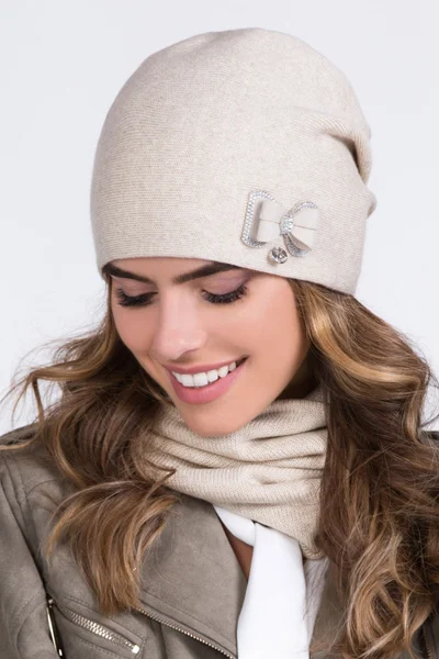 Krémová zimní dámská čepice s příměsí vlny Kamea