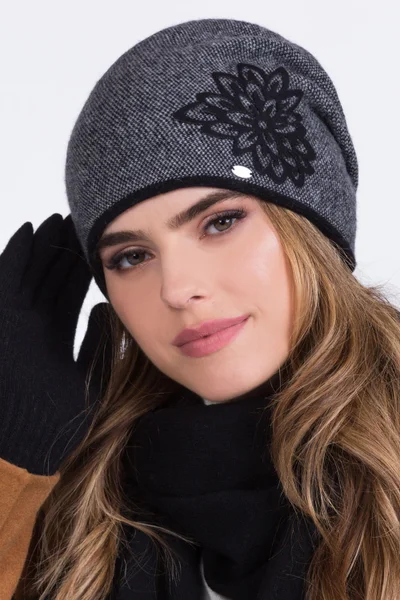 Černo-šedá dámská zimní čepice s výšivkou Kamea