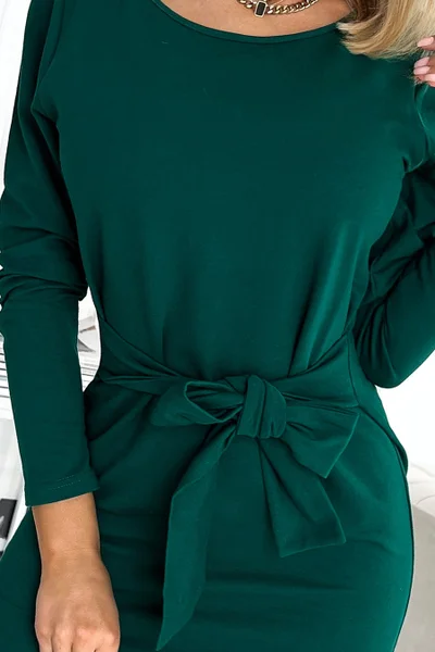 Tmavě zelené dámské přiléhavé šaty s páskem Numoco