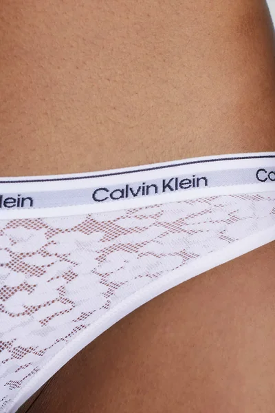 Bílé krajkové bokové kalhotky Calvin Klein