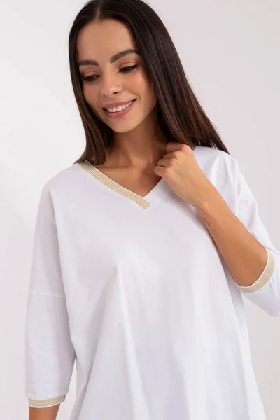 Volné bílé dámské tričko s výstřihem do V FPrice