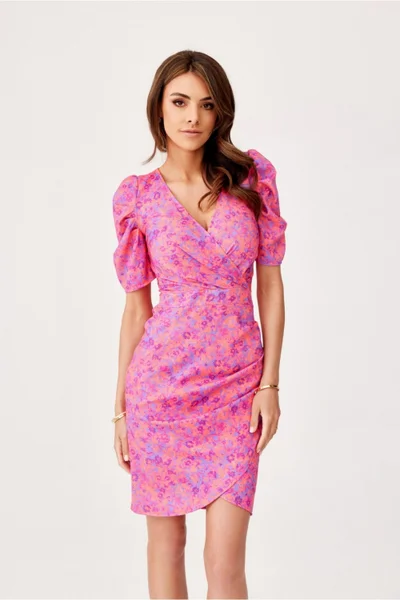 Růžové dámské krátké šaty s řasením a nabíranými rukávy Roco Fashion
