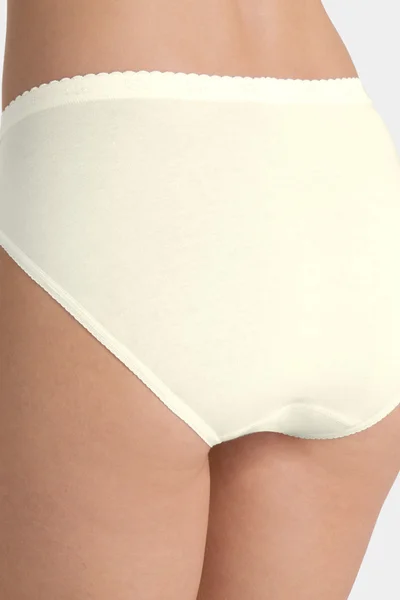 Krémové dámské kalhotky zdobené krajkou Sloggi klasický střih
