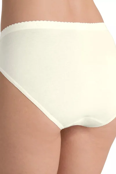 Krémové dámské kalhotky zdobené krajkou Sloggi klasický střih