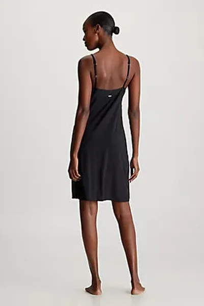 Přiléhavá noční košilka v černé barvě Calvin Klein