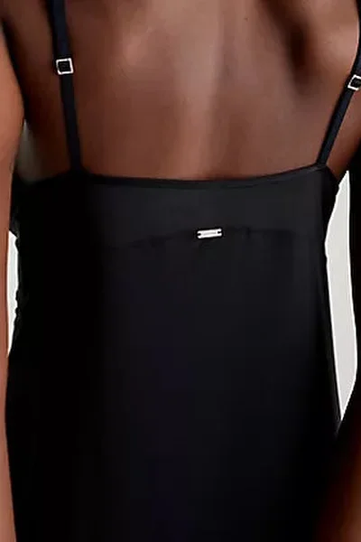 Přiléhavá noční košilka v černé barvě Calvin Klein