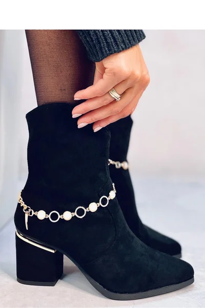 Černé semišové dámské boty s ozdobným řetízkem Inello