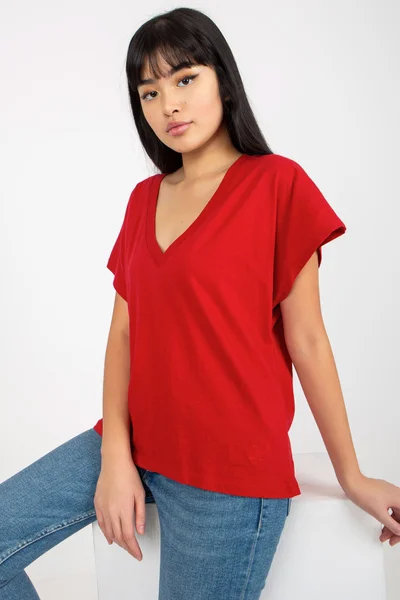 Volné dámské tričko s V výstřihem v červené barvě FPrice