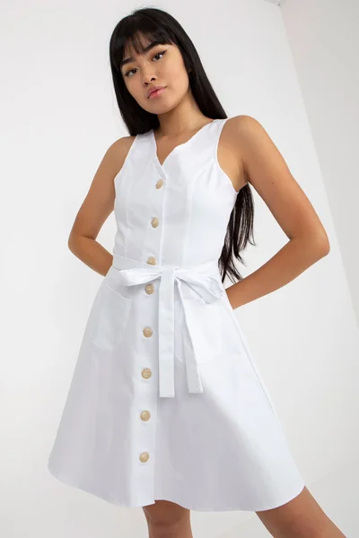 Krátké bílé šaty s páskem FPrice