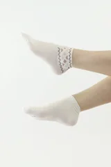 Bílé kotníčkové ponožky se zdobením Moraj