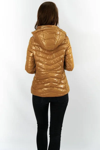 Krátká prošívaná dámská bunda v hořčicové barvě s kapucí QD927 CANADA Mountain (barva Hněd