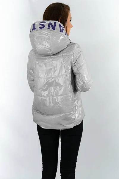 Stříbrná lesklá prošívaná dámská bunda s kapucí IS365 S'WEST (srebrny)