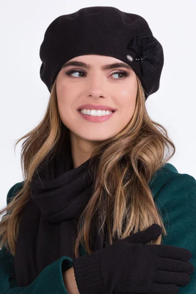 Černý zimní baret pro ženy Kamea