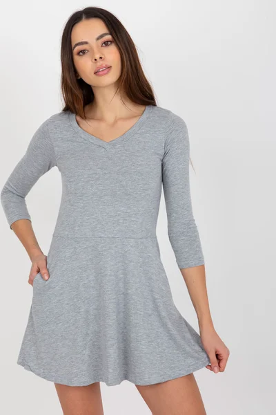 Světle šedé krátké šaty s rozšířenou sukní FPrice