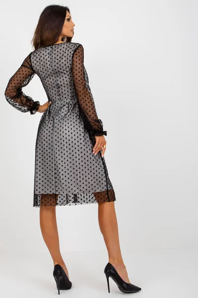 Nevšední dámské šaty pokryté vzorovanou síťovinou FPrice