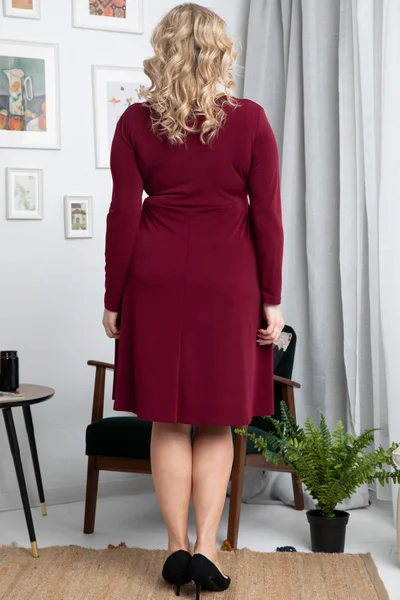 Splývavé dámské vínové šaty plus size Karko