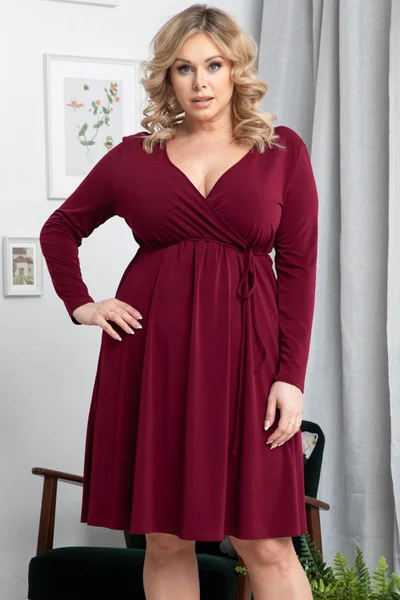 Splývavé dámské vínové šaty plus size Karko