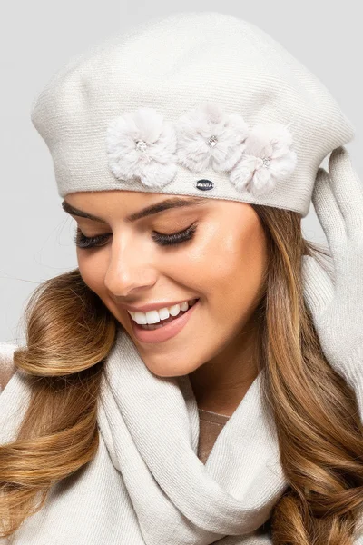 Ecru elegantní dámská zimní čepice s květy Kamea