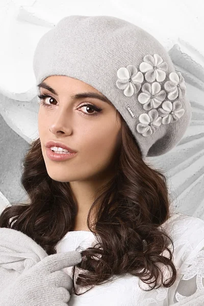 Šedý zimní dámský baret s květy s korálky Kamea