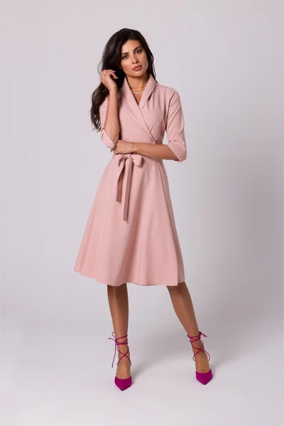 Elegantní světle růžové dámské zavinovací šaty s límečkem BeWear