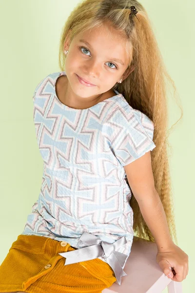 Světlé vzorované dívčí tričko se saténovou mašlí FPrice