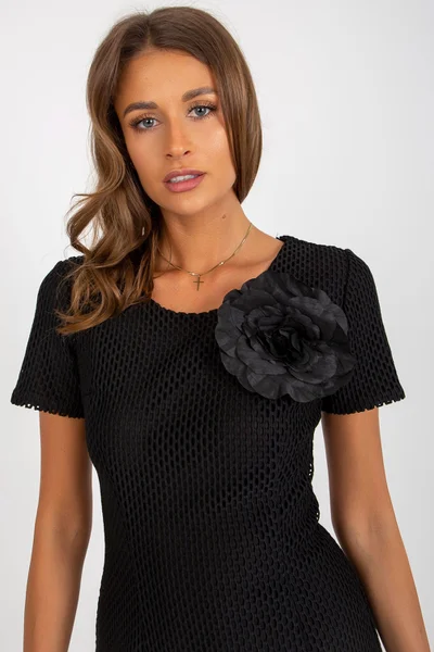 Dámské černé mini šaty s ozdobnou květinou FPrice