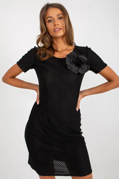 Dámské černé mini šaty s ozdobnou květinou FPrice