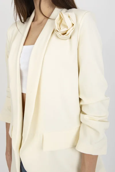 Dámské elegantní sako v krémové barvě s ozdobou FPrice