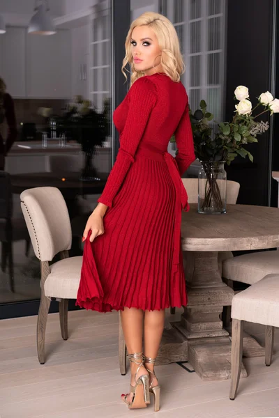 Společenské červené šaty s rozšířenou sukní Merribel