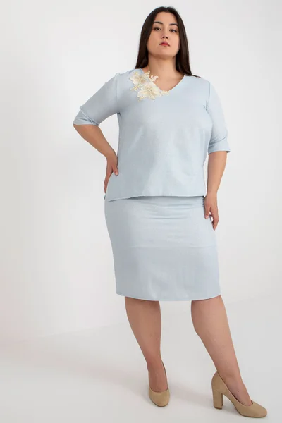 Světle modrá dámská halenka s ozdobou plus size FPrice